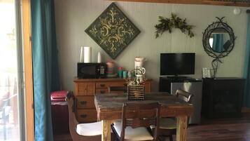 Smart TV, fireplace