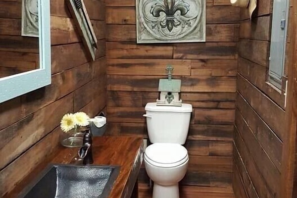 Een douche, een haardroger, handdoeken, zeep