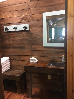 Regadera, secadora de cabello, toallas, jabón