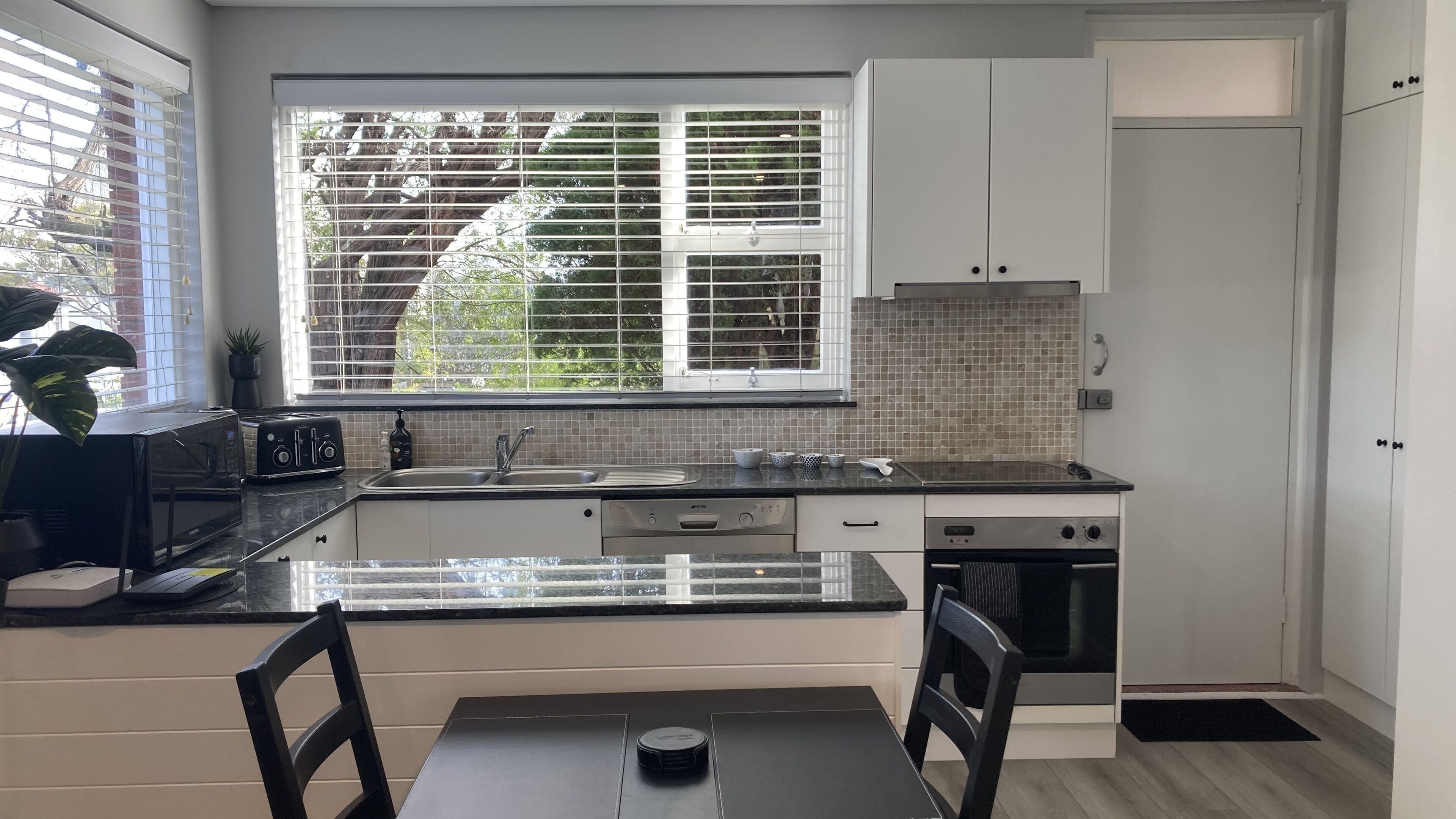 Gorgeous 1 Bedder Close to Everything You Need — image 8