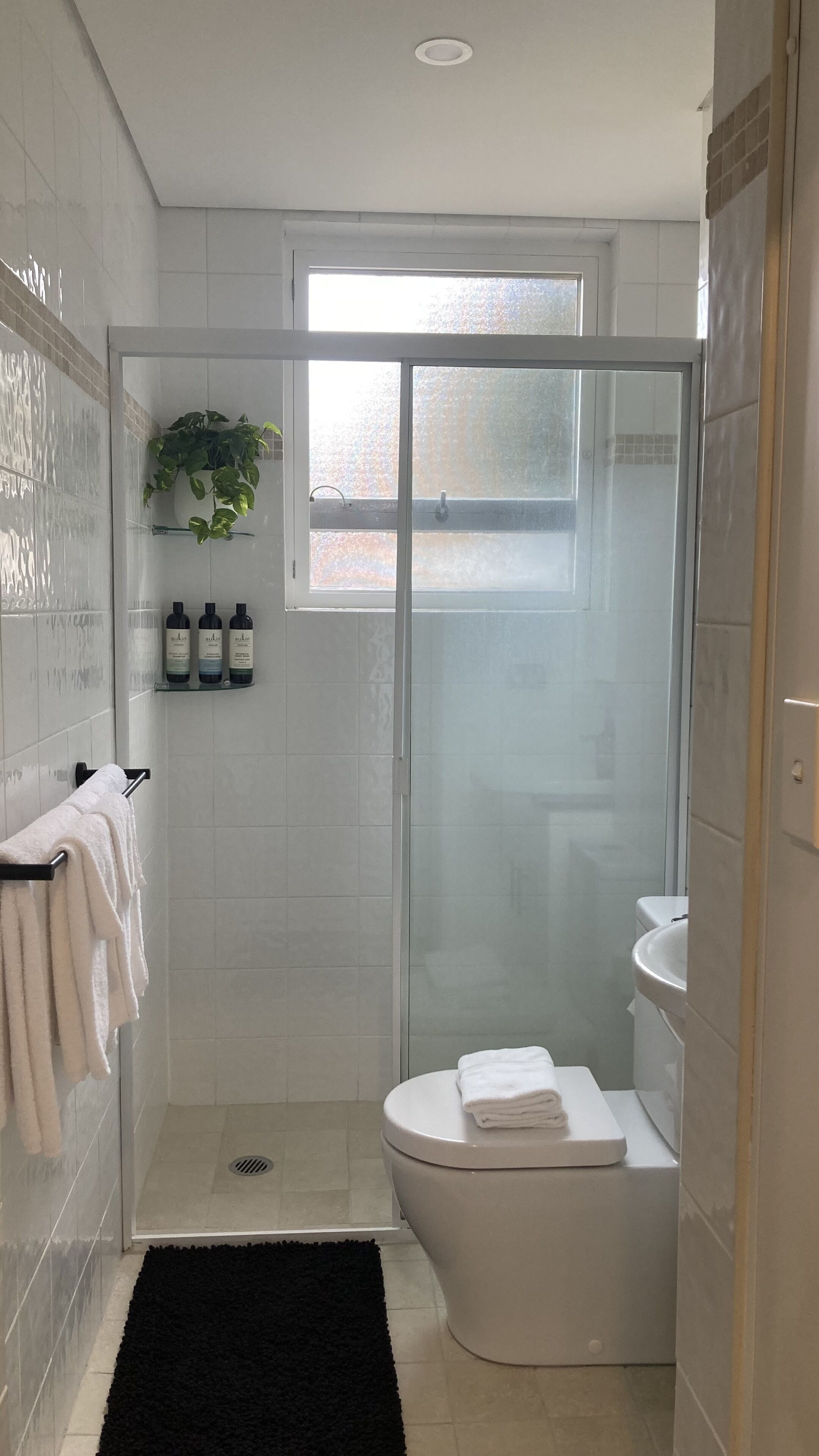 Gorgeous 1 Bedder Close to Everything You Need — image 11