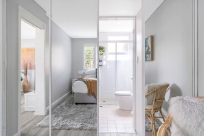 Dusj, hårføner, håndklær og såpe