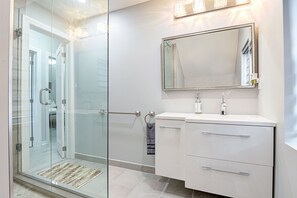 Dusche, Haartrockner, Handtücher, Seife