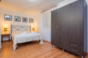 5 bedrooms, iron/ironing board, free WiFi, bed sheets - CASA CATALINA SAROLA - Village house with a swimming pool in the north of Mallorca (Campanet)