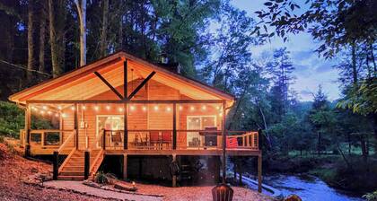 Pet Friendly Creekfront Cabin W/ King bed, Fireplace, Fitpit and Covered Porch