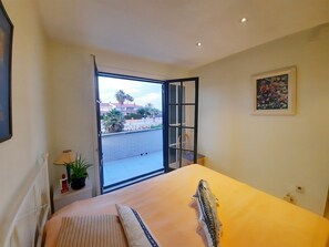 4 chambres, bureau, draps fournis