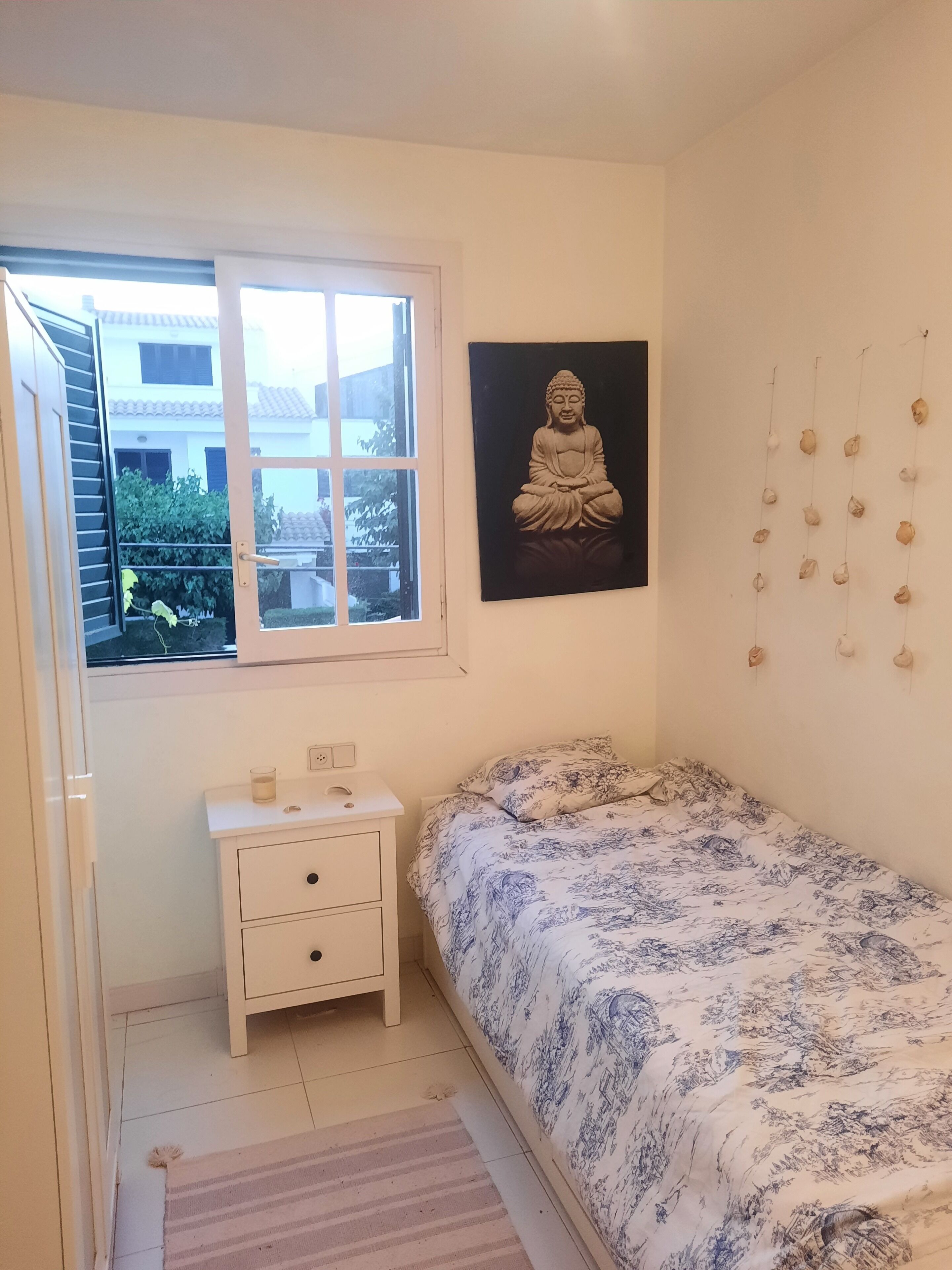 4 dormitorios, escritorio, ropa de cama