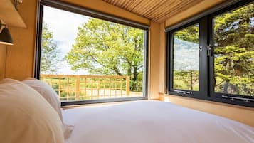 1 bedroom, bed sheets