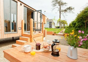 Outdoor dining - Countryside escapism at it’s best on the Pembrokeshire Coast (Cardigan)