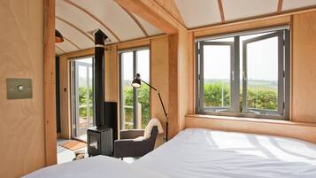 1 bedroom, bed sheets