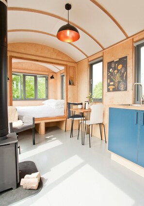 1 bedroom, bed sheets - A secluded, design-led shepherd’s hut for slow, off-grid stays by the coast (Cardigan)