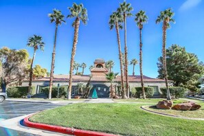 Property grounds - Lovely Furnished Condo w/ Parking $1900/month (Las Vegas)