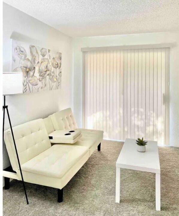 TV - Lovely Furnished Condo w/ Parking $1900/month (Las Vegas)