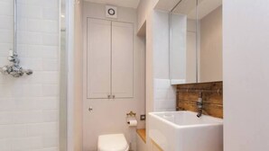 Un bagno con vasca, servizi igienici e doccia.