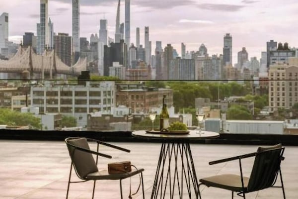 Zimmer, 2 Doppelbetten, zum Innenhof hin | Terrasse/Patio