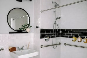 Designer toiletries, hair dryer, towels, soap - Dutch Hotel Long Island City New York , Belvilla District 6 Formerly Sonder (Long Island City)