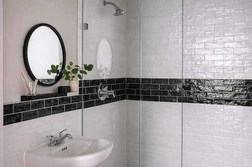 Designer-Toilettenartikel, Haartrockner, Handtücher, Seife