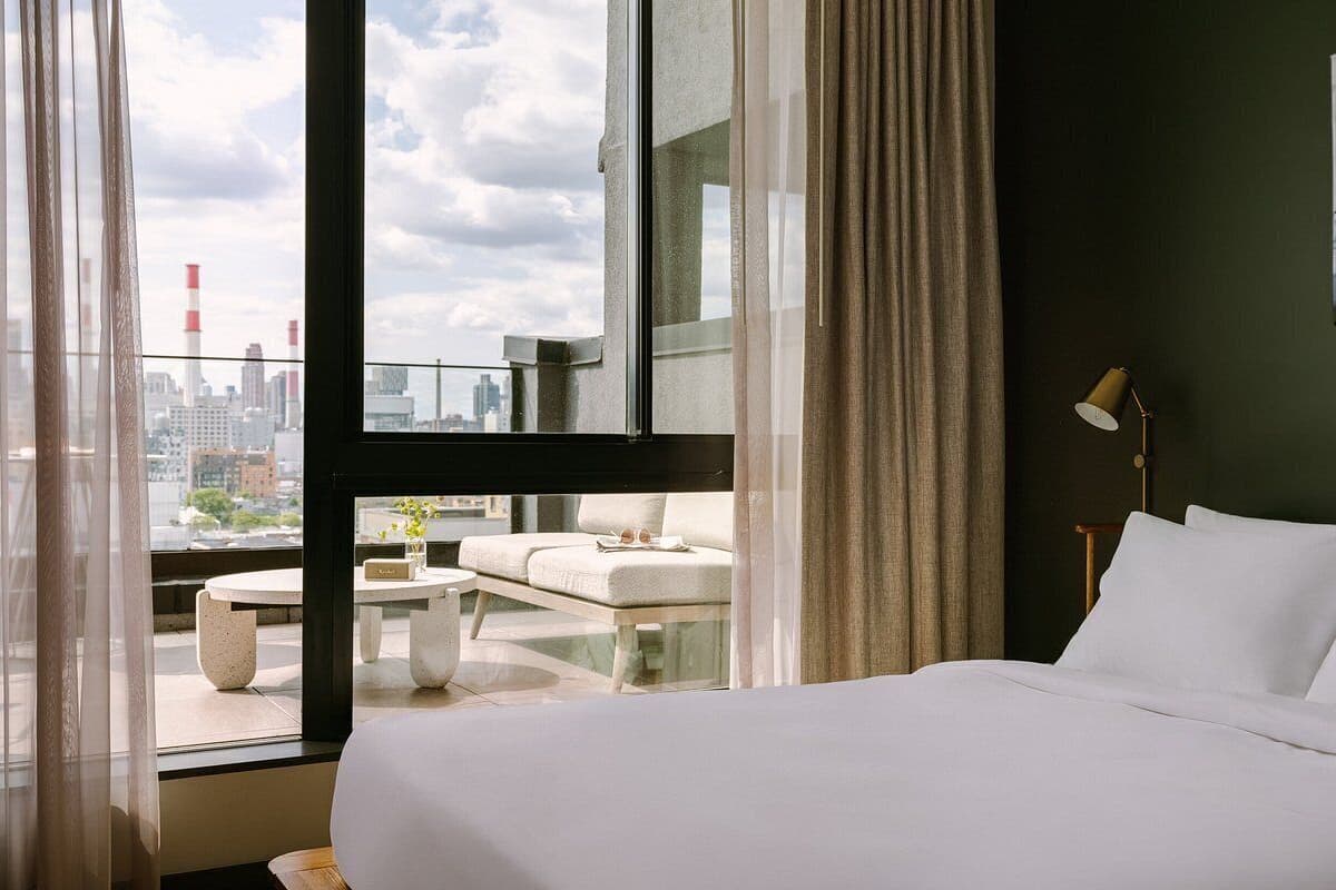 Skrivebord, strykejern/-brett, wi-fi (inkludert) og sengetøy