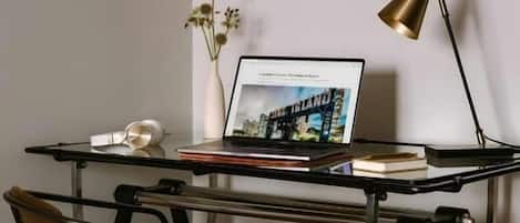 Habitación estándar, 1 cama King size | Escritorio, tabla de planchar con plancha, wifi gratis y ropa de cama