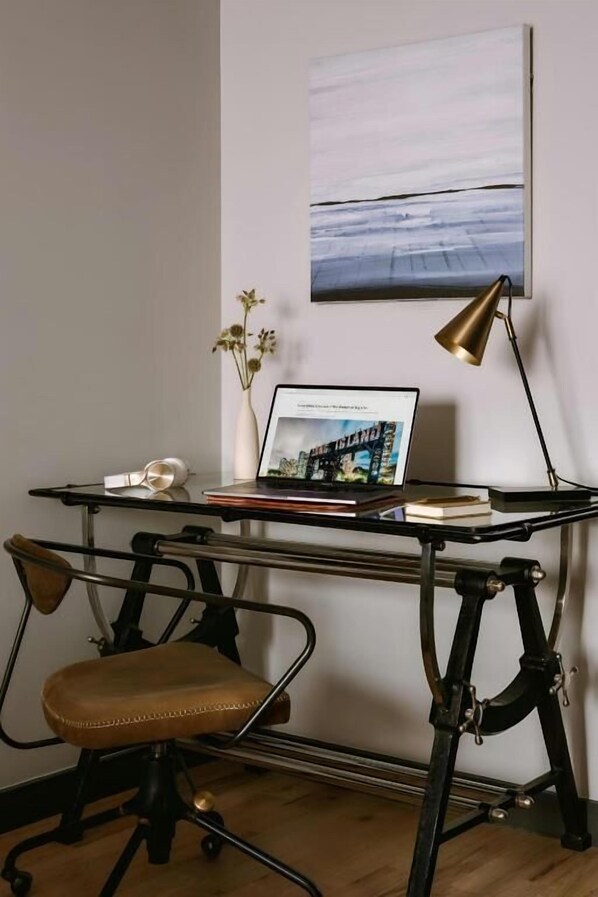 Habitación estándar, 1 cama King size | Escritorio, tabla de planchar con plancha, wifi gratis y ropa de cama 