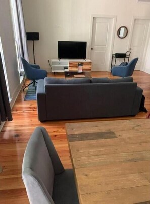 Standard Room, 1 King Bed | Desk, iron/ironing board, free WiFi, bed sheets