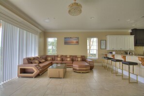Smart TV, video games - THE GOLF COURSE HOUSE, pet friendly, mini home theater, sleeps 18 (reunion)