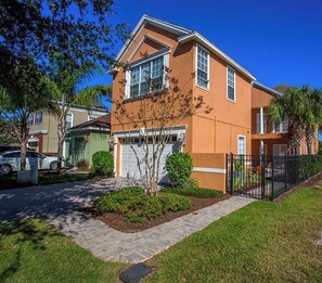 Exterior - THE GOLF COURSE HOUSE, pet friendly, mini home theater, sleeps 18 (reunion)