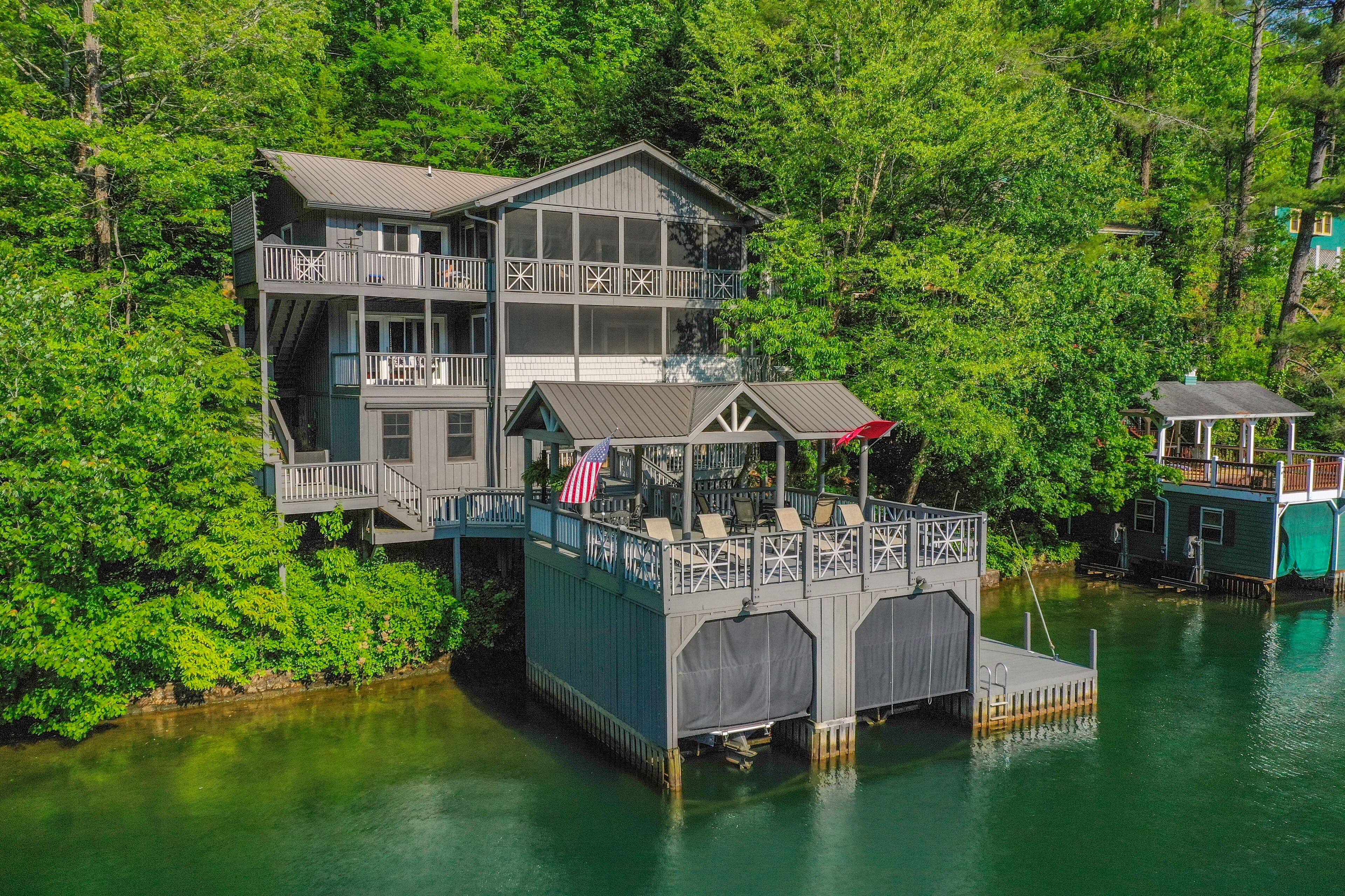 Luxuary Lakefront Home / 4 BR 3.5B / Sleeps 10 Comfortably