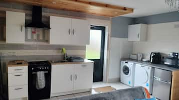 Apartamento | Cocina privada | Frigorífico, microondas, horno y placa de cocina