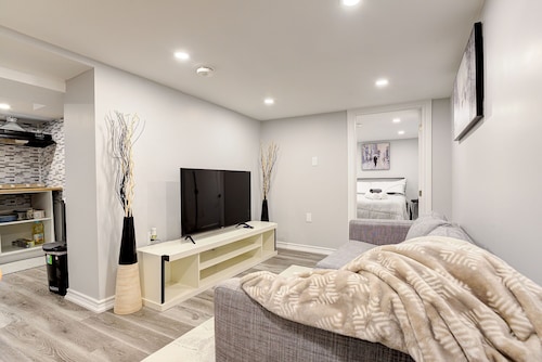 1 Bedroom Apartment Downtown - Close to Hospital and University 