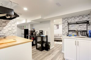 Kühlschrank, Mikrowelle, Herdplatte, Wasserkocher mit Kaffee-/Teezubehör