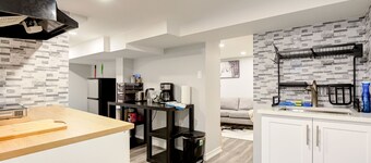 1 Bedroom Apartment Downtown - Close to Hospital and University 