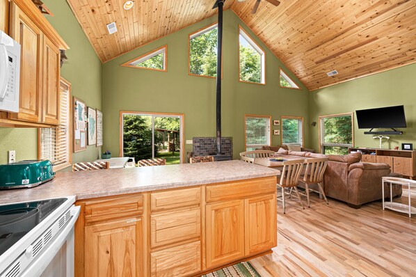 Interior - Wilderness Cabin - Nature Retreat in Peaceful Woods near Big Sandy Lake (McGregor)