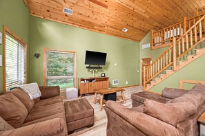 Smart TV, fireplace - Wilderness Cabin - Nature Retreat in Peaceful Woods near Big Sandy Lake (McGregor)