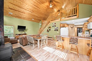 Interior - Wilderness Cabin - Nature Retreat in Peaceful Woods near Big Sandy Lake (McGregor)