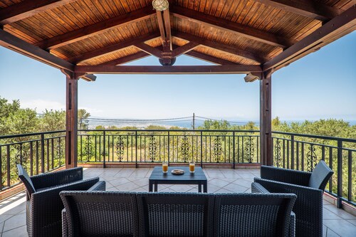 Lovely 3 bedroom cottage with garden & sea view, 10 min drive from Chania center