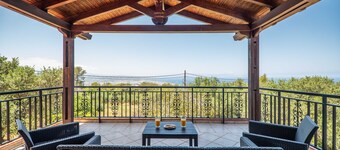 Lovely 3 bedroom cottage with garden & sea view, 10 min drive from Chania center