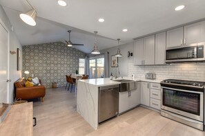 Fridge, microwave, oven, stovetop - The PALM House Pool 10 min to RosevilleGaleria Airport Grill Sacramento Downtown (Sacramento)