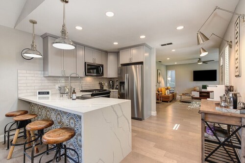 The PALM House Pool 10 min to RosevilleGaleria Airport Grill Sacramento Downtown