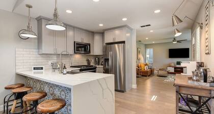 The PALM House Pool 10 min to RosevilleGaleria Airport Grill Sacramento Downtown