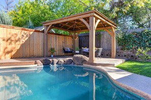 Outdoor pool - The PALM House Pool 10 min to RosevilleGaleria Airport Grill Sacramento Downtown (Sacramento)