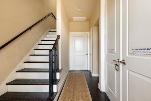 Private Bedroom Bathroom Suite Near East Downtown