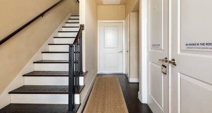 Private Bedroom Bathroom Suite Near East Downtown