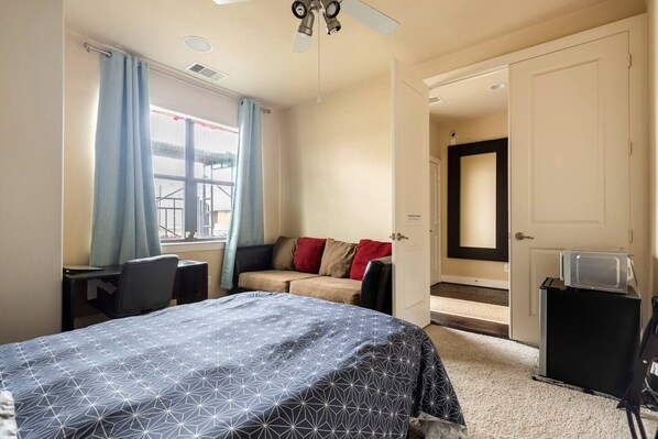 1 chambre, bureau, fer et planche à repasser, accès au Wi-Fi (inclus)