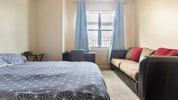 1 sovrum, skrivbord, strykjärn/strykbräda och gratis wi-fi