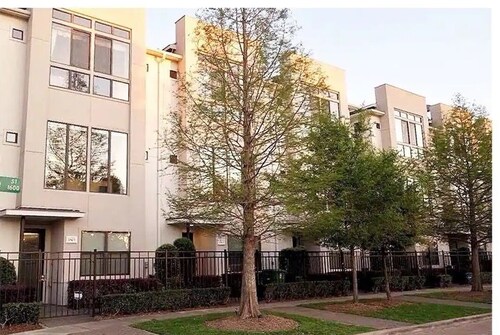 Private Bedroom Bathroom Suite Near East Downtown