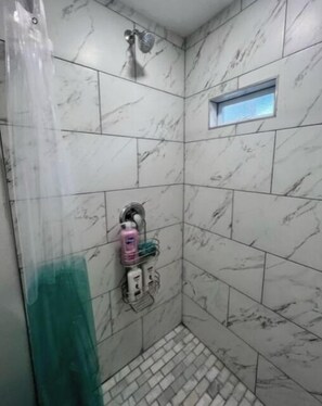 Dusche, Handtücher, Seife, Shampoo