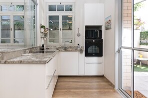 Réfrigérateur, four à micro-ondes, surface de cuisson, lave-vaisselle