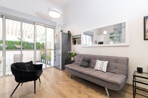 Smart-TV, Bücher, Stereoanlage, Computerbildschirme