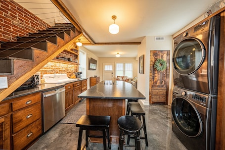 Fridge, microwave, oven, stovetop. Historic Carriage House in Jefferson City Near Capitol & Old Penitentiary